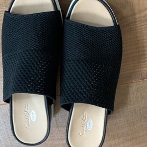 DR. SCHOLL'S SONIA PLATFORM SLIDES, size 9